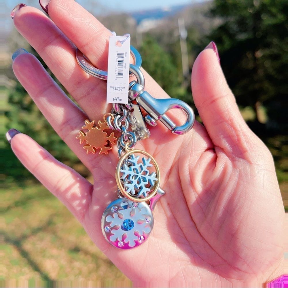 Authentic
COACH Enamel & Metal snowflake 5" keychain